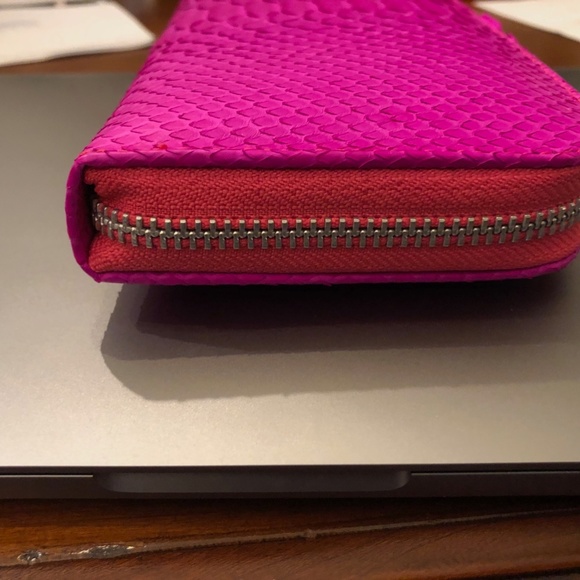 New Never Used Python Hot Pink Ladies Zip Wallet - Picture 5 of 5